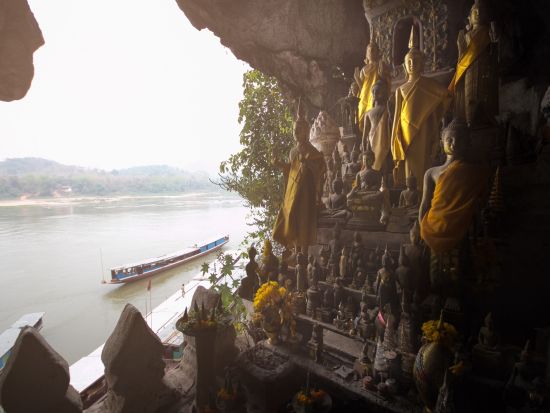 ルアンパバーンで托鉢体験！朝市見学＋パクオー洞窟＋クアンシー滝＋モン族村観光など 盛り沢山の体験型ツアー ＜終日／日本語ガイド／昼食付／ルアンパバーン発＞