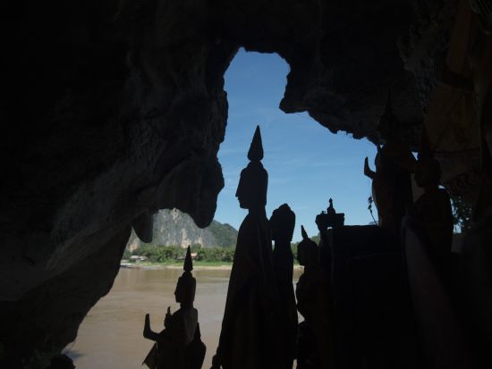 ラオスの人気観光地を1日満喫ツアー　パクオー洞窟＋クアンシー滝＋伝統工芸の村サンコンなど魅力を詰め込みました！ ＜終日／日本語ガイド／昼食付／ルアンパバーン発＞