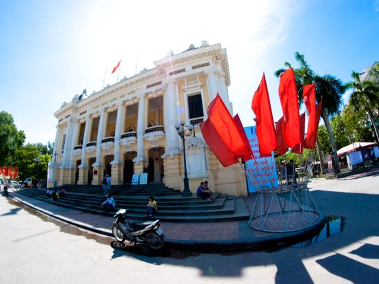 ハノイ フォトジェニック半日観光ツアー　アオザイで巡る！トレインストリート＋フンフン通りの壁画アート　貸切プラン有＜午前／日本語／マルゥのアイスクリーム付き＞