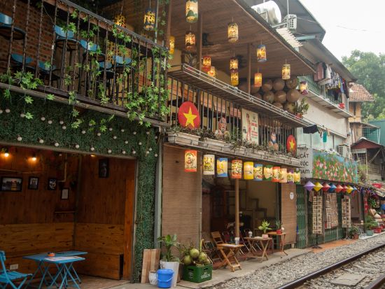 ハノイ フォトジェニック半日観光ツアー　アオザイで巡る！トレインストリート＋フンフン通りの壁画アート　貸切プラン有＜午前／日本語／マルゥのアイスクリーム付き＞