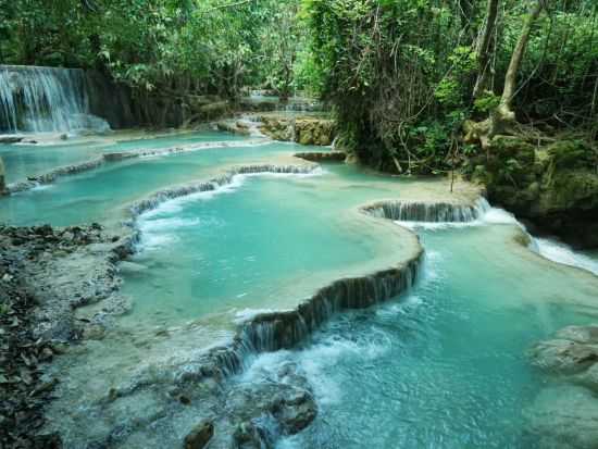 ルアンパバーンで托鉢体験！朝市見学＋パクオー洞窟＋クアンシー滝＋モン族村観光など 盛り沢山の体験型ツアー ＜終日／日本語ガイド／昼食付／ルアンパバーン発＞