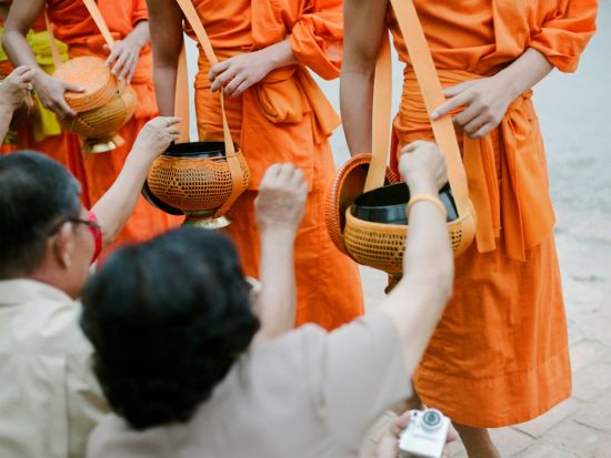 ルアンパバーンで托鉢体験！朝市見学＋パクオー洞窟＋クアンシー滝＋モン族村観光など 盛り沢山の体験型ツアー ＜終日／日本語ガイド／昼食付／ルアンパバーン発＞