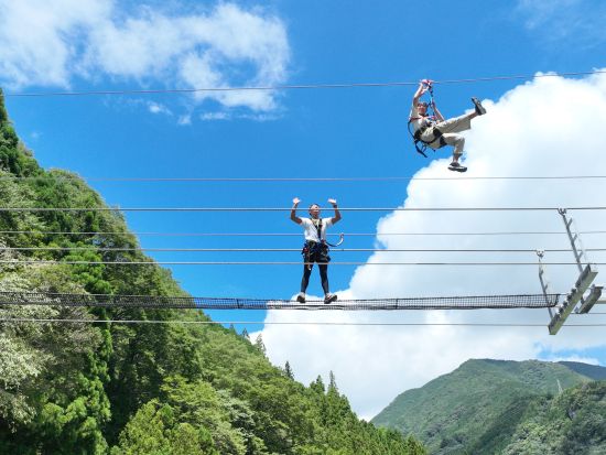 日本初！の絶叫吊り橋＆爽快ジップライン NIYO FLY（ニヨフラ）を楽しもう！岩屋川渓谷上空30mで大冒険＜約1時間／ドリンク付／仁淀川町＞