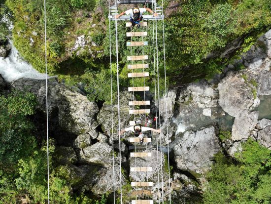 日本初！の絶叫吊り橋＆爽快ジップライン NIYO FLY（ニヨフラ）を楽しもう！岩屋川渓谷上空30mで大冒険＜約1時間／ドリンク付／仁淀川町＞