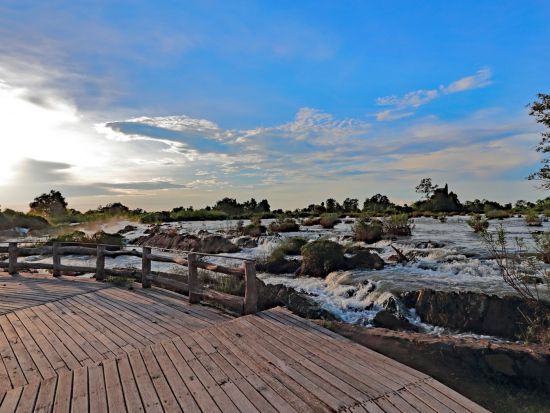ラオスの楽園コーン島！大迫力の自然と市内観光どっちも楽しむ1日充実ツアー ＜終日／英語ガイド／昼食・夕食付／パクセー発＞