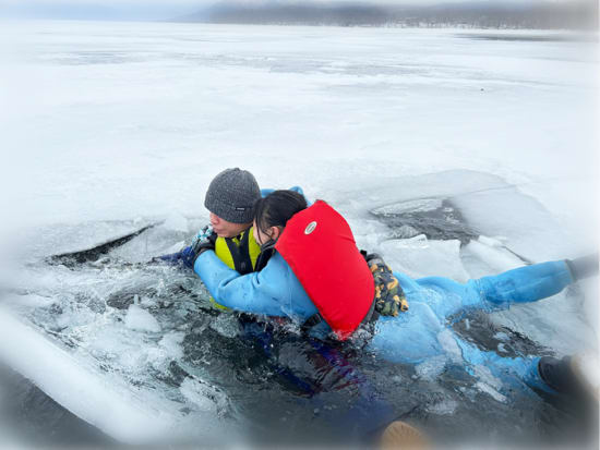 屈斜路湖氷上ウォーキング　凍った湖の上を歩くドキドキ体験！しぶき氷やアイスバブルなど冬だけの体験を満喫＜1月下旬～3月上旬／弟子屈町＞byMatatabi