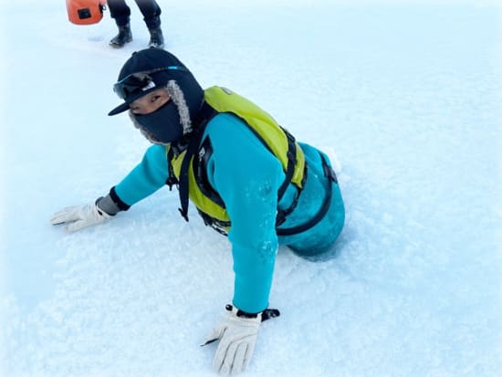 屈斜路湖氷上ウォーキング　凍った湖の上を歩くドキドキ体験！しぶき氷やアイスバブルなど冬だけの体験を満喫＜1月下旬～3月上旬／弟子屈町＞byMatatabi