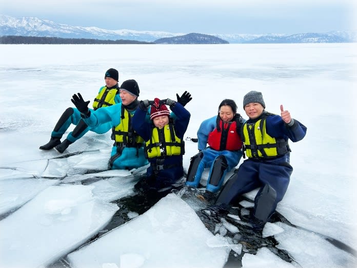 屈斜路湖氷上ウォーキング 凍った湖の上を歩くドキドキ体験！しぶき氷