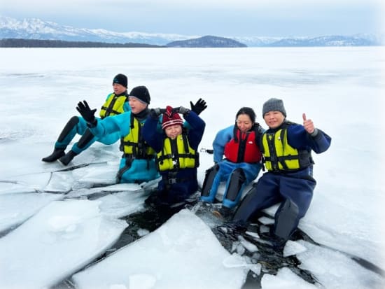 屈斜路湖氷上ウォーキング　凍った湖の上を歩くドキドキ体験！しぶき氷やアイスバブルなど冬だけの体験を満喫＜1月下旬～3月上旬／弟子屈町＞byMatatabi