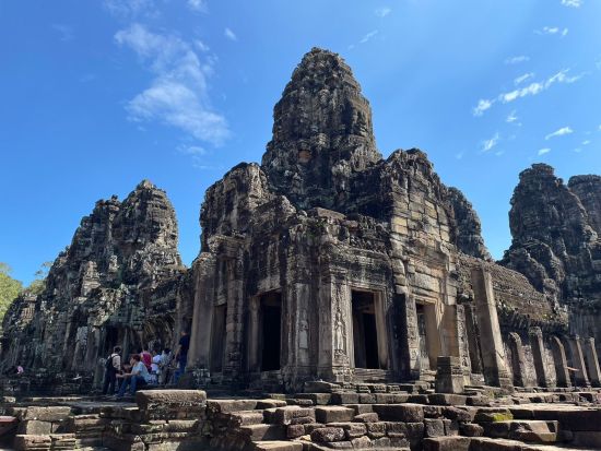 世界遺産アンコールワット1泊2日観光ツアー　アンコール遺跡3か所と伝統舞踊アプサラ鑑賞を楽しむ ＜日本語ガイド／往復航空券付き/バンコク発＞
