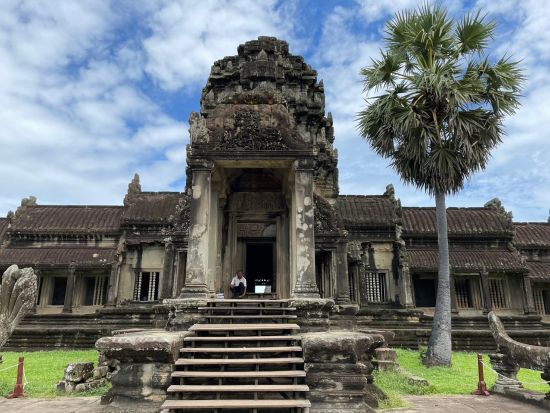 世界遺産アンコールワット1泊2日観光ツアー　アンコール遺跡3か所と伝統舞踊アプサラ鑑賞を楽しむ ＜日本語ガイド／往復航空券付き/バンコク発＞