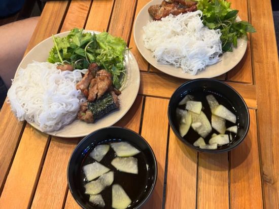 ストリートフード食べ歩きツアー　伝統的なベトナム料理を味わう ＜トレインストリート散策プランあり／英語ガイド＞