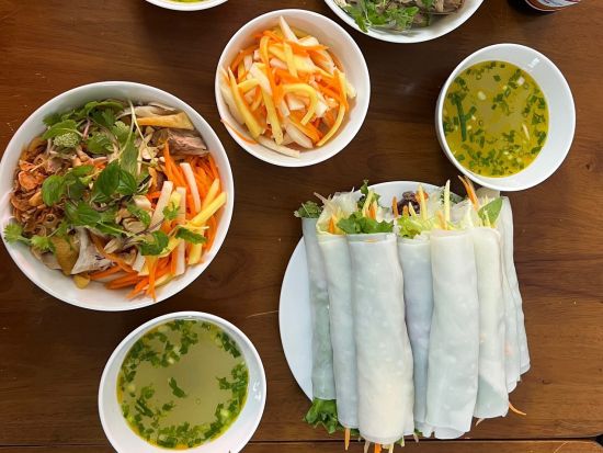 ストリートフード食べ歩きツアー　伝統的なベトナム料理を味わう ＜トレインストリート散策プランあり／英語ガイド＞