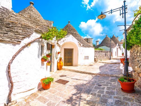 Italy_Alberobello_shutterstock_1086447908