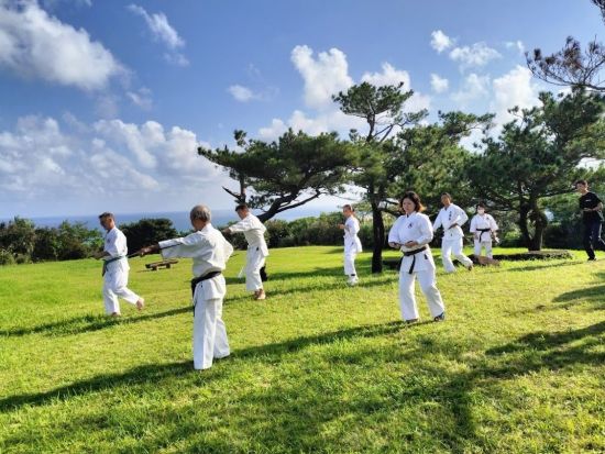 琉球古武道体験 700年以上の歴史ある古武道について知るレア体験 本格的指導で沖縄の歴史ある武術について学ぼう！＜1時間半／久米島＞