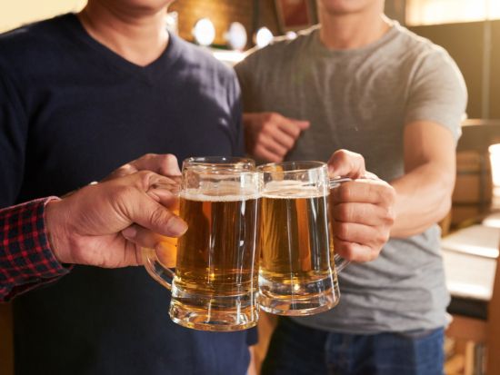 ハノイ地ビール＆ストリートフード巡りツアー　醸造所や屋台巡りだけじゃない！トレインストリート 観光あり＜英語ガイド＞