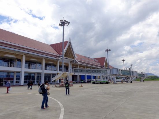 空港からホテル間の日本語ガイド付プライベート送迎サービス！ 旅のおすすめ情報を聞いたり楽々移動で快適な旅を ＜貸切／日本語ガイド／ルアンパバーン発＞