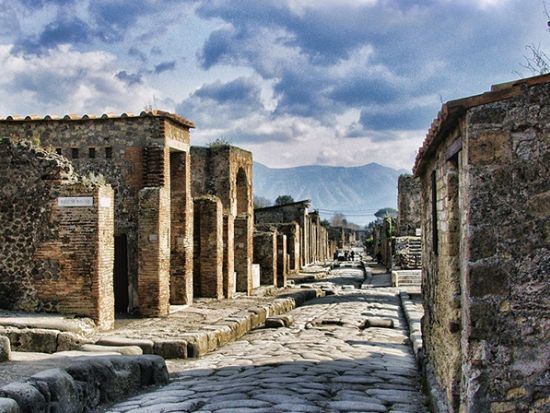 ナポリ発！ポンペイ行きシャトルバス往復チケット＜1日2便／英語音声ガイド＞