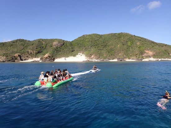 プライベートチャータークルーズ 家族や仲間たちと贅沢な時間を過ごす 最大50名まで乗船可能！チャータークルーズで優雅な沖縄旅＜半日／１日／那覇＞