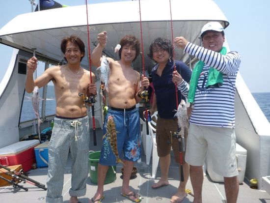 プライベートチャータークルーズ 家族や仲間たちと贅沢な時間を過ごす 最大50名まで乗船可能！チャータークルーズで優雅な沖縄旅＜半日／１日／那覇＞