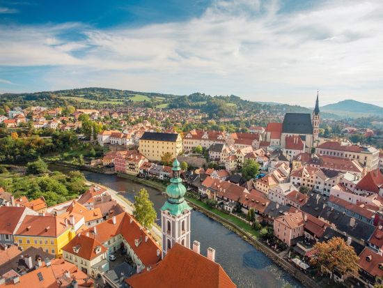 ウィーン発 ⇒ プラハ着 都市間送迎サービス 世界遺産チェスキークルムロフ1泊付き＜英語／朝食付＞by H.I.S.