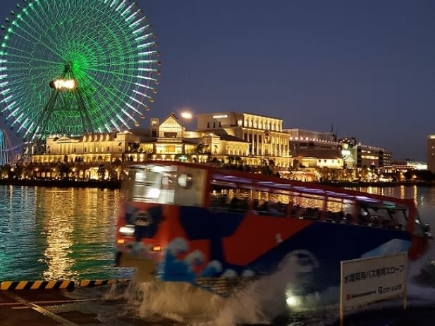 水陸両用バス】スカイダック横浜 バスのまま横浜の海へスプラッシュ！～夜の横浜・みなとみらいの夜景を満喫～ ＜トワイライトクルーズ／約40分＞ | 横浜・みなとみらいの観光&遊び・体験・レジャー専門予約サイト  VELTRA(ベルトラ)