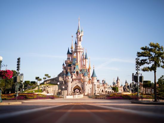 ディズニーランド・パリ　シャトルバス往復送迎＆パーク入場チケット 事前予約サービス ＜1パークまたは2パーク／英語／ベルシーエリア発＞