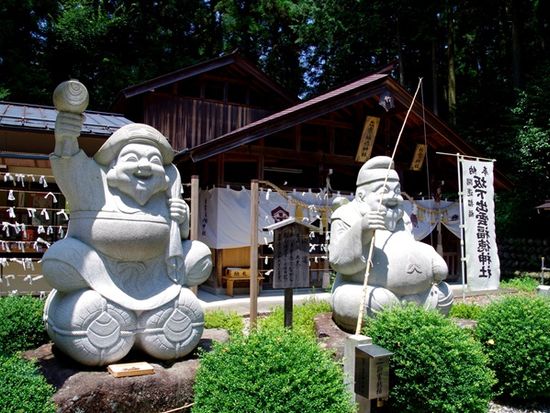 出雲福徳神社縁起のいいとされる恵比寿像と大黒天像