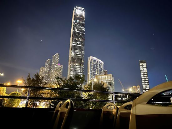 オープントップバス夜景観賞ツアー　テンプルストリートで降車後に自由散策が楽しめる ＜英語および中国語ガイド＞