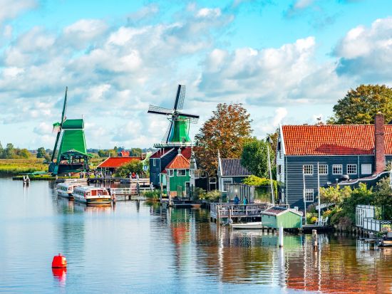 ザーンセ・スカンスの風車村＋フォーレンダム＋マルケン 半日観光ツアー アイセル湖ミニクルーズ付き＜チーズ試食付／英語／アムステルダム発＞
