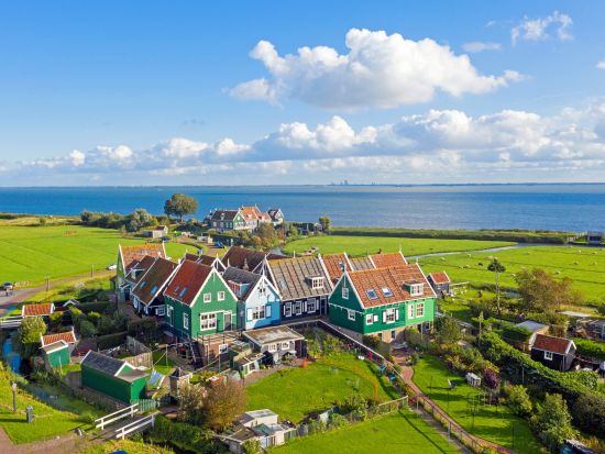 ザーンセ・スカンスの風車村＋フォーレンダム＋マルケン 半日観光ツアー アイセル湖ミニクルーズ付き＜チーズ試食付／英語／アムステルダム発＞