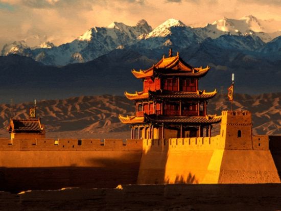 【上海発】河西回廊を辿るシルクロード3泊4日ツアー 張掖七彩丹霞＋嘉峪関万里の長城＋敦煌莫高窟と鳴沙山巡り＜航空券付・宿泊付・プライベートツアー＞