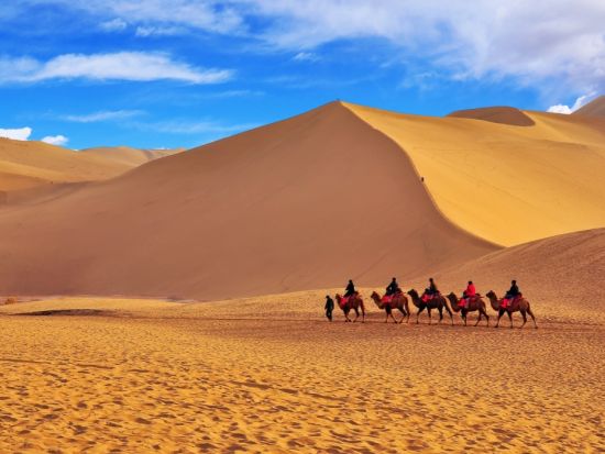 【4/10-11/25限定・絶景紀行4日間】「千と千尋の神隠し」ゆかりのチャカ塩湖と青海湖＋井上靖小説「敦煌」ゆかりの莫高窟と鳴沙山を探訪するシルクロードツアー