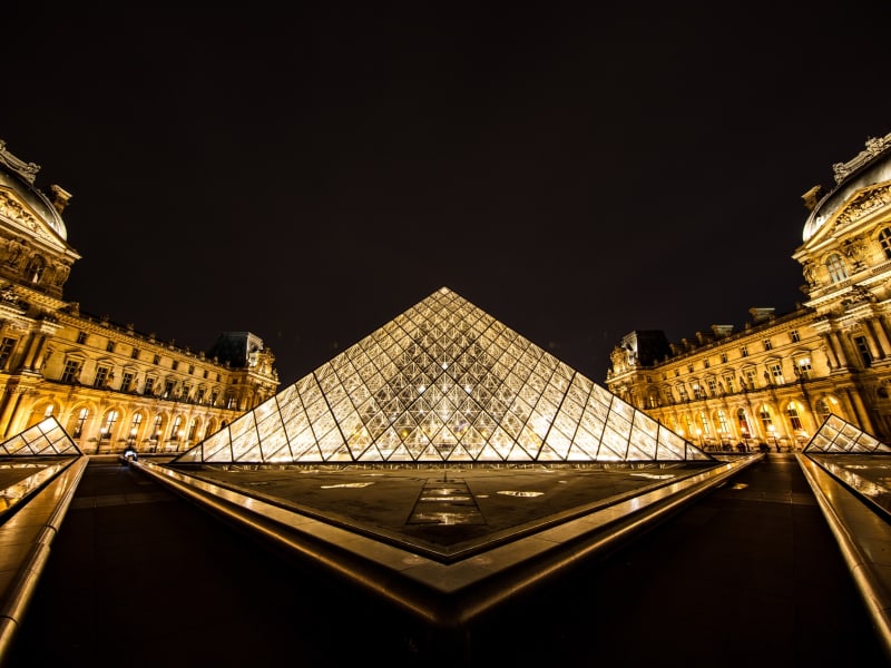 France_Paris_Louvre_Night_pixta_62570374_M