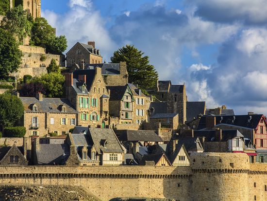 Mont_Saint_Michel_Village_shutterstock_361686380