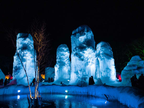 支笏湖氷濤まつりバスツアー ライトアップされた氷の芸術を見に行こう！＜2025年2月1日～2月24日／夕方発日帰り／札幌市内発着＞