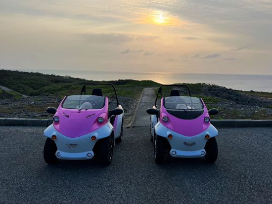 サンセットドライブ 電気自動車「COMS」で夕陽の中をドライブ！夕焼けの空を背景に本格記念撮影 ベストスポットをガイドがご案内＜宮古島＞