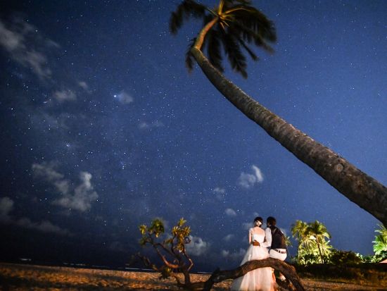 ハワイ　1日完結挙式（ビーチウェディング）星空フォト付き　満点の星空の下で2人だけのウエディング！サンセット撮影付きプランもご用意（挙式・撮影・メイク有無）