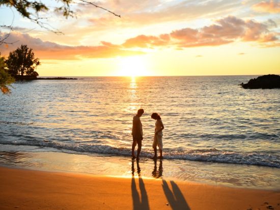 ハワイ　1日完結挙式（ビーチウェディング）星空フォト付き　満点の星空の下で2人だけのウエディング！サンセット撮影付きプランもご用意（挙式・撮影・メイク有無）
