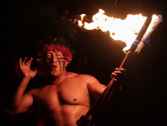 伝統ルアウ＆ハワイアンショー「チーフズルアウ」豪華ビュッフェディナーと元世界チャンピオンのファイヤーダンスが圧巻のショー＜ウェット・アンド・ワイルド・ハワイ内＞