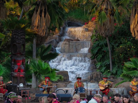 伝統ルアウ＆ハワイアンショー「チーフズルアウ」豪華ビュッフェディナーと元世界チャンピオンのファイヤーダンスが圧巻のショー＜ウェット・アンド・ワイルド・ハワイ内＞