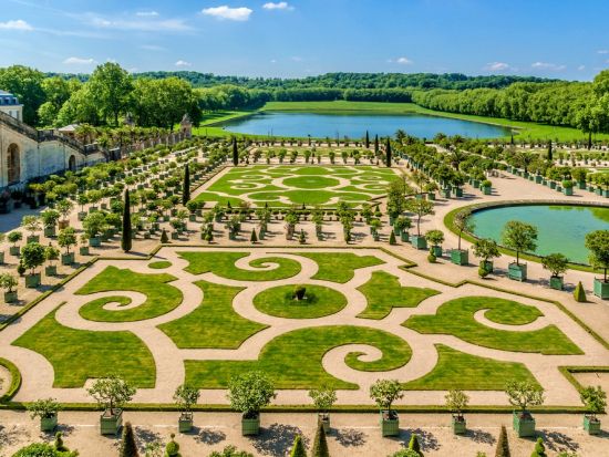 パリ発 世界遺産ベルサイユ宮殿半日観光ツアー 往復バス＋宮殿優先入場見学＆ガイド解説＋庭園自由散策＜午前発／英語ガイド＞