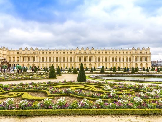 パリ発 世界遺産ベルサイユ宮殿半日観光ツアー 往復バス＋宮殿優先入場見学＆ガイド解説＋庭園自由散策＜午前発／英語ガイド＞