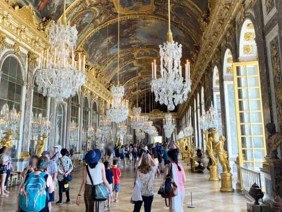 パリ発 世界遺産ベルサイユ宮殿半日観光ツアー 往復バス＋宮殿優先入場見学＆ガイド解説＋庭園自由散策＜午前発／英語ガイド＞
