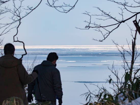 流氷＆氷瀑を見に行くスノーシューツアー  雪深い森の中散策＆野生動物ウォッチングも！＜1～3月／網走市内発着＞