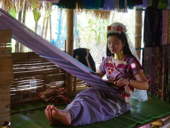 【チェンライ発着】文化に触れる半日ツアー　バーン・ダム・ミュージアム＋首長族の村＜半日／日本語ガイド＞
