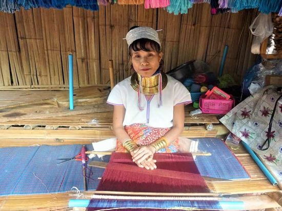 【チェンライ発着】チェンライ1日観光ツアー　首長族の村＋ドイ・メーサロン＜1日／昼食付き／日本語ガイド＞