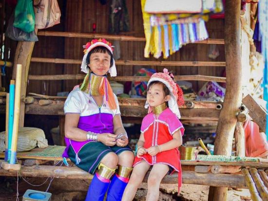 【チェンライ発着】タイ北部観光ツアー　エレファントキャンプ訪問（象乗り体験）＋首長族の村＜1日／昼食付き／日本語ガイド＞