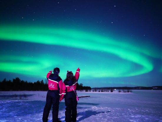 少人数で楽しむ！カメラマン同行 オーロラ鑑賞＆写真撮影ツアー＜8月～4月／英語／送迎あり／ロヴァニエミ発＞