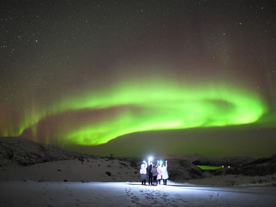 少人数で楽しむ！カメラマン同行 オーロラ鑑賞＆写真撮影ツアー＜8月～4月／英語／送迎あり／ロヴァニエミ発＞